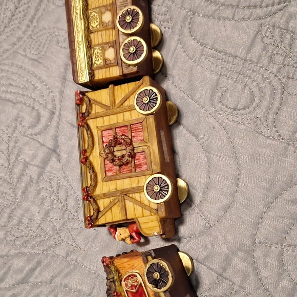 Vintage 1995 holiday express resin train set. - Picture 5 of 8